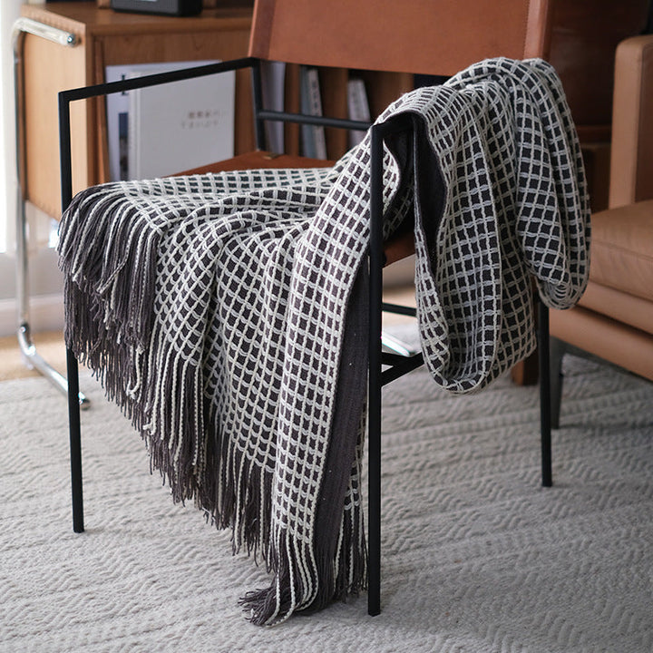 Plaid tricoté à grosses mailles avec franges, doux et décoratif, parfait pour un style moderne et confortable.