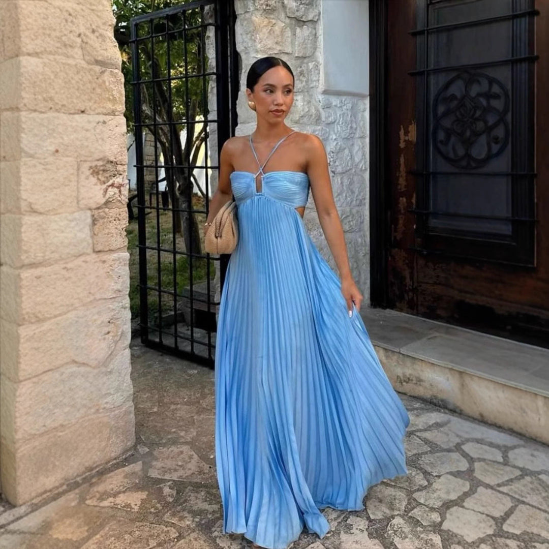 Robe femme élégante plissée col halter, tenue fluide parfaite pour soirée estivale.