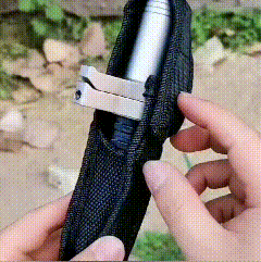 Bâton télescopique avec poignée ergonomique, assurant une prise ferme pour l'autodéfense.