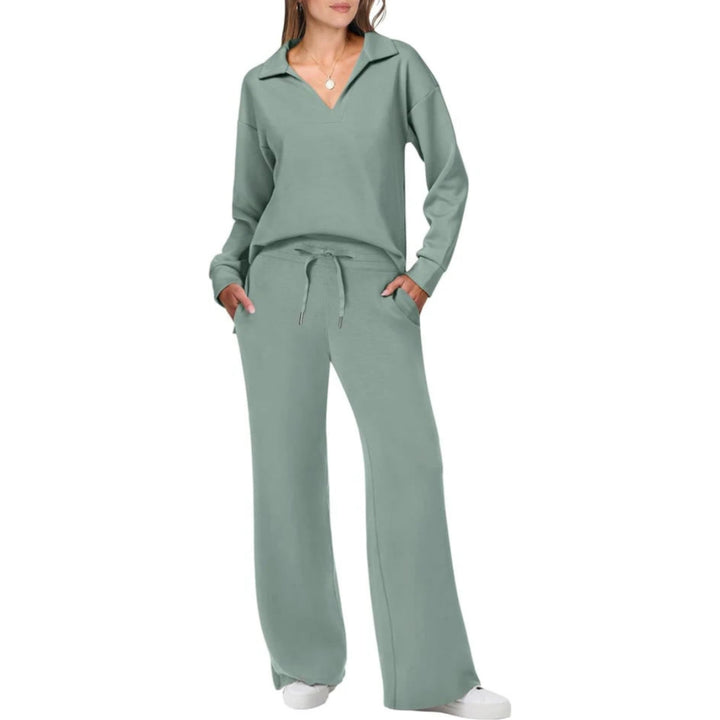 Tenue femme col V décontractée. Haut et pantalon femme assortis. Idéal pour un confort quotidien et mode casual.