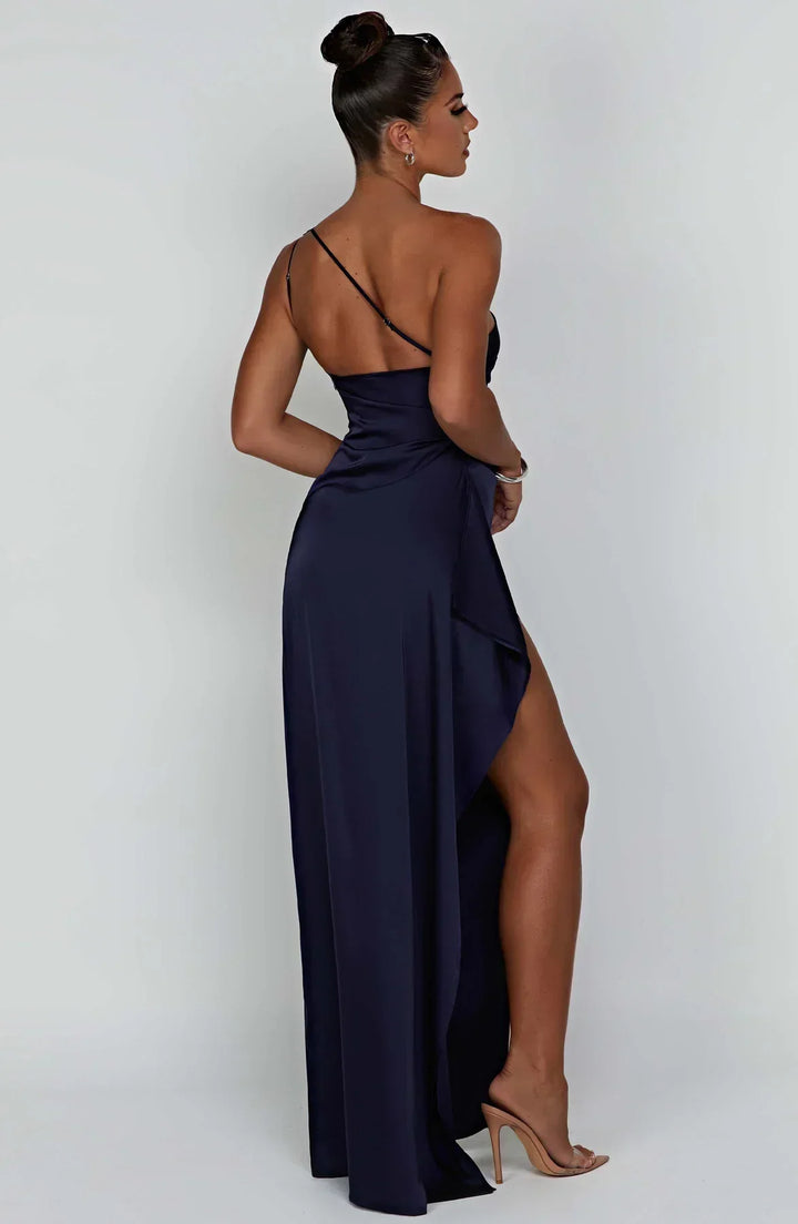 Chic robe de soirée satinée asymétrique fendue, un must-have.