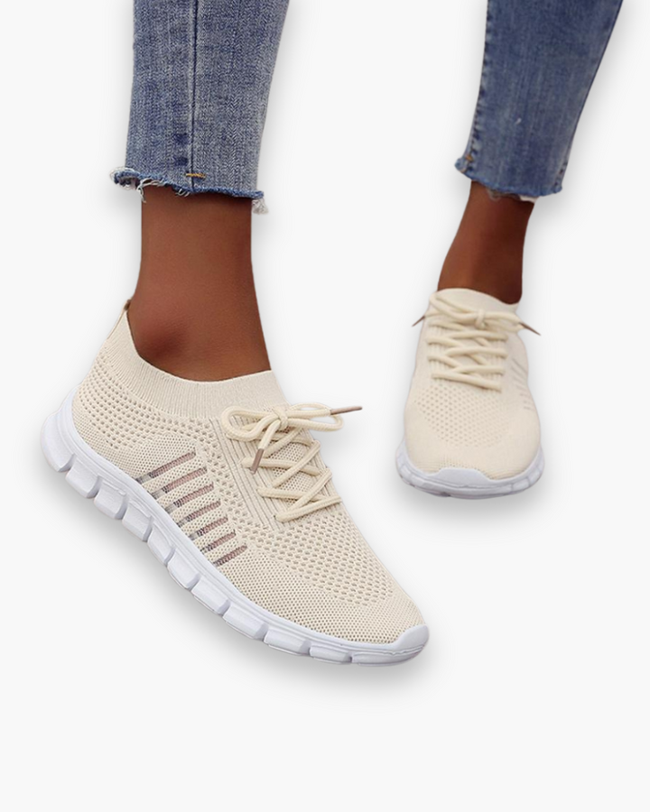 Baskets femme ultra légères et confortables, parfaites pour le quotidien, la marche et les activités estivales.