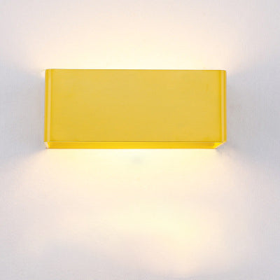 Luminaire mural LED cube, design épuré et moderne pour une ambiance lumineuse unique.
