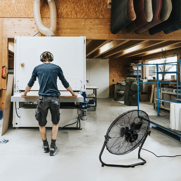 Refroidissement puissant avec ce ventilateur de sol industriel 20 pouces, idéal pour les grandes surfaces.
