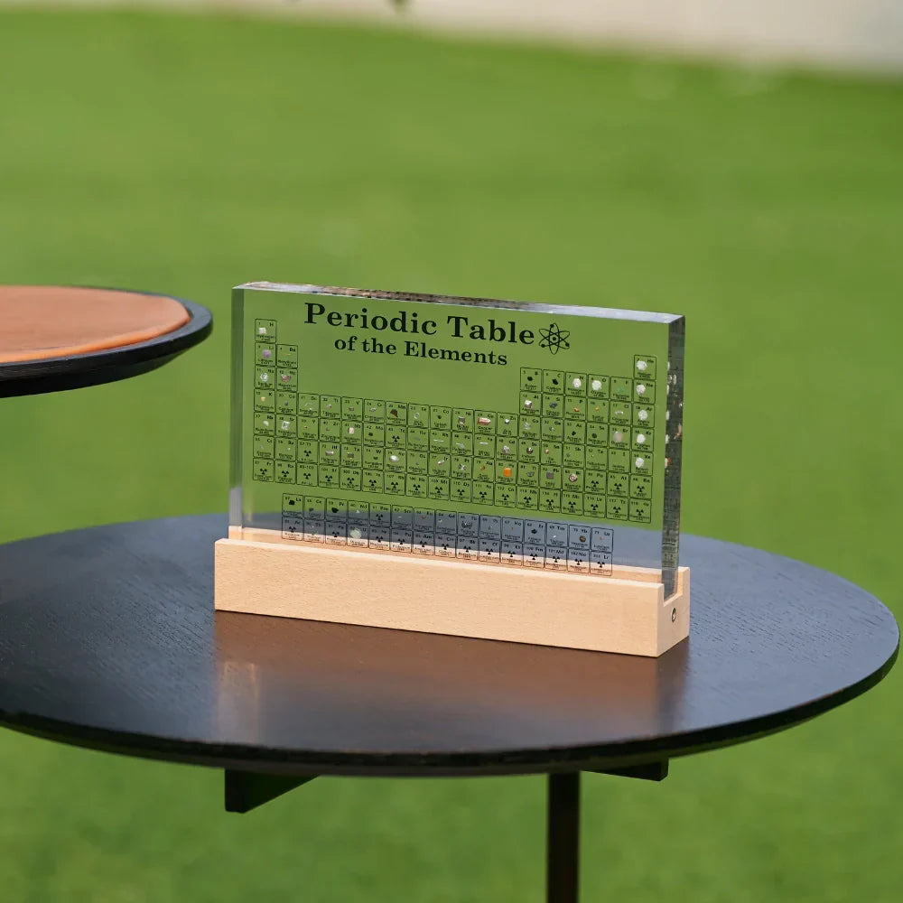 Tableau périodique éducatif et lumineux, présentant de vrais éléments. Parfait pour les passionnés de chimie.