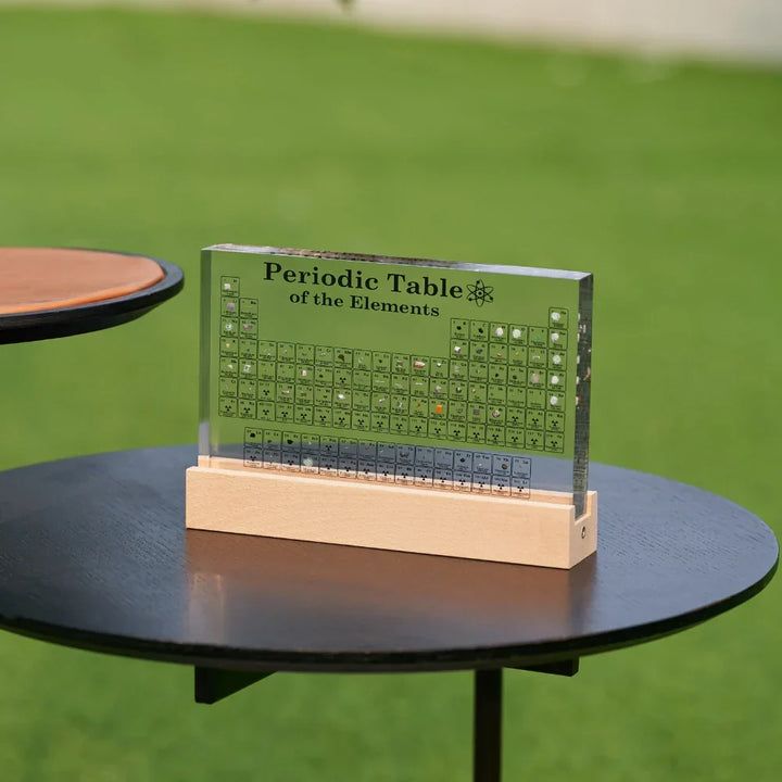 Tableau périodique éducatif et lumineux, présentant de vrais éléments. Parfait pour les passionnés de chimie.