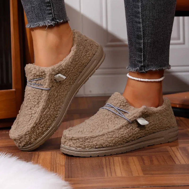 Chaussons teddy femme doux et confortables pour l'hiver, parfaits pour la maison.