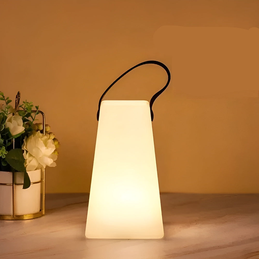 Lampe LED portable rechargeable, idéale pour éclairer et décorer votre jardin ou salon.