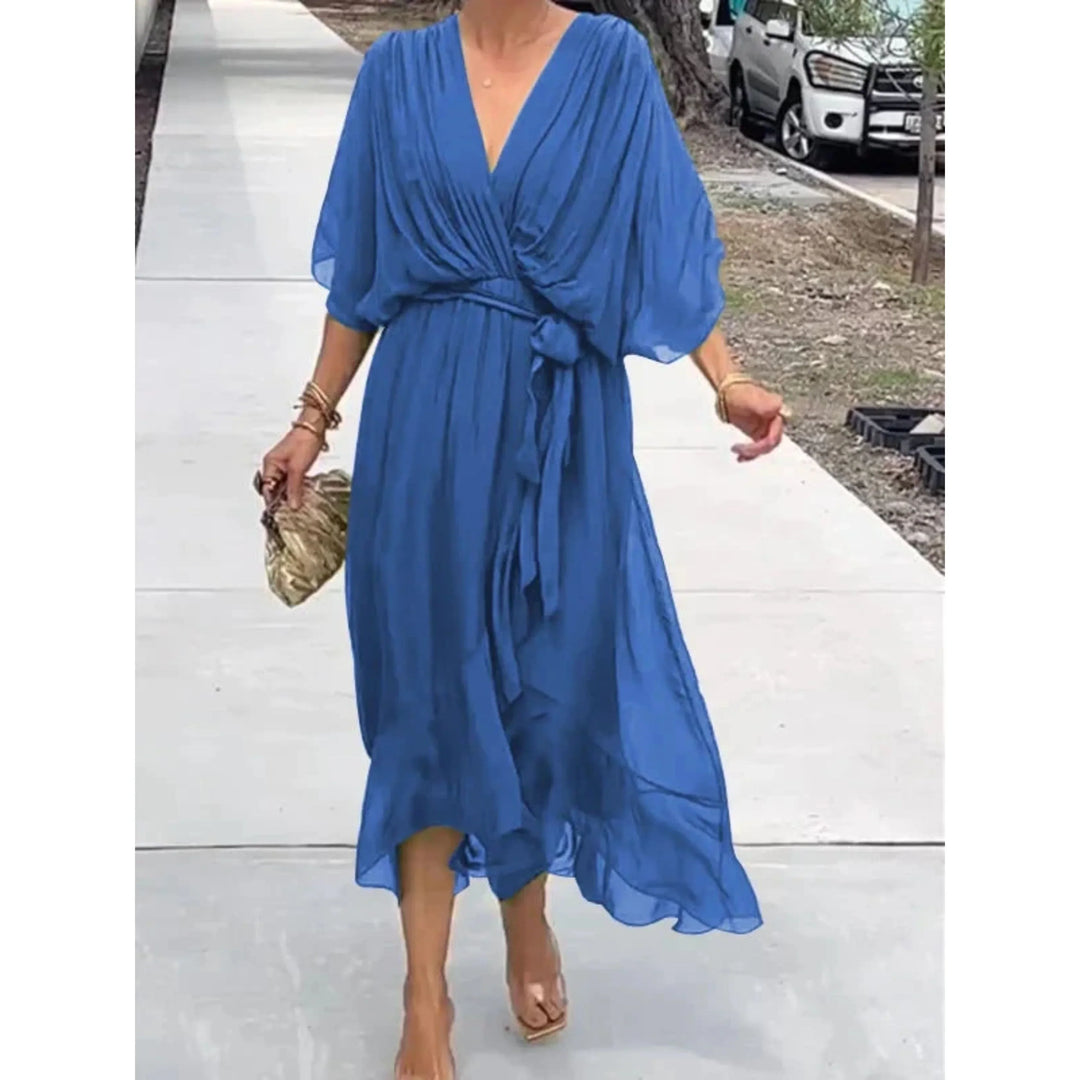 Élégante robe fluide col V pour femme, look décontracté ou habillé, très versatile.
