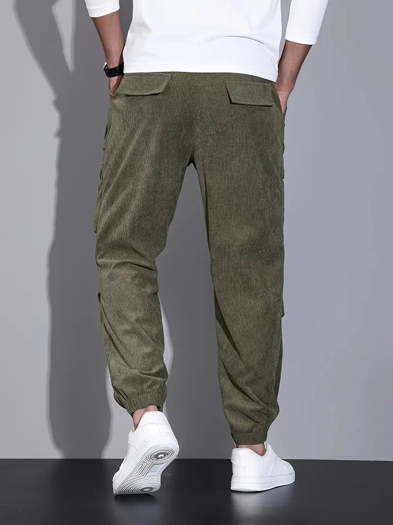 Pantalon cargo homme ajusté polyvalent pour un style urbain ou décontracté. Confort et modernité.