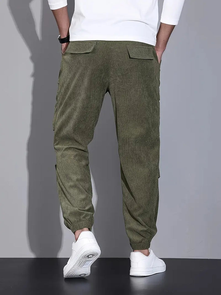 Pantalon cargo homme ajusté polyvalent pour un style urbain ou décontracté. Confort et modernité.