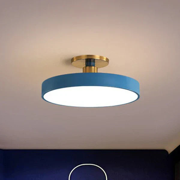 Luminaire LED rond moderne, plafonnier nordique pour éclairage puissant et économe en énergie dans le salon.