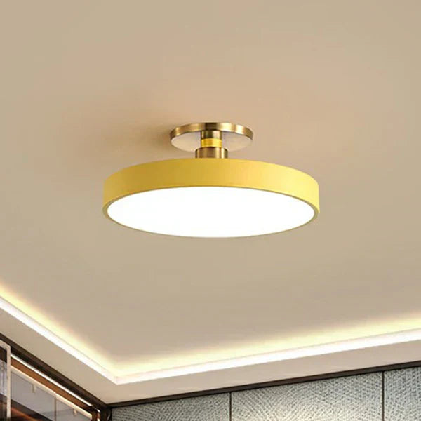 Plafonnier rond nordique avec LED intégrées, design moderne et minimaliste parfait pour la décoration du salon.