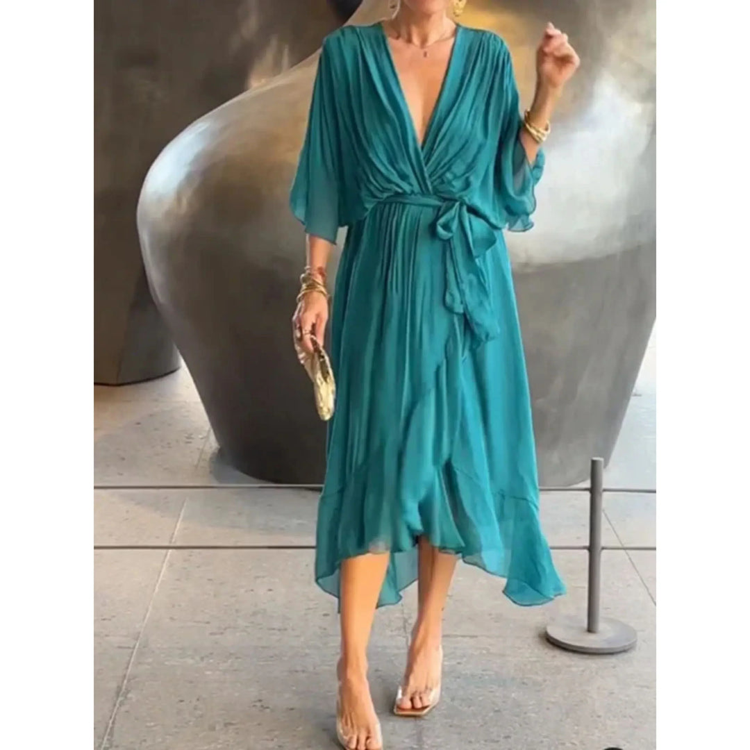 Robe femme chic et confortable, coupe fluide et col V, parfaite pour les journées d'été.