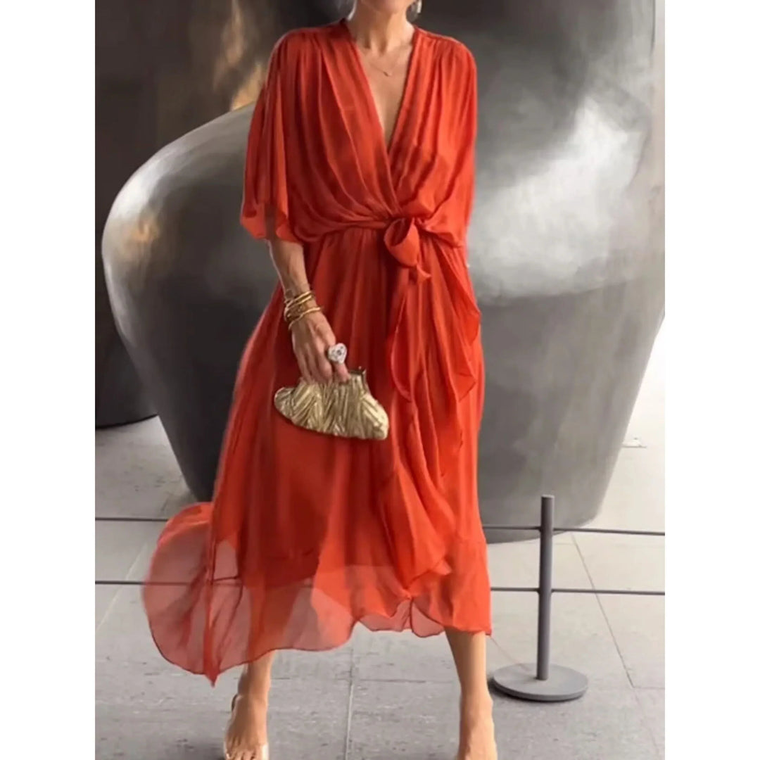 Robe printemps-été fluide et élégante, col V, idéale pour un look décontracté chic.