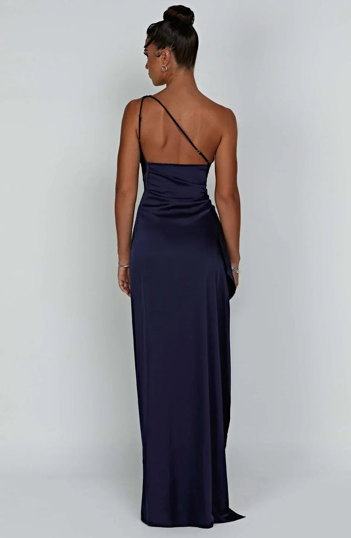 Robe satinée fendue asymétrique, idéale pour soirée ou mariage.