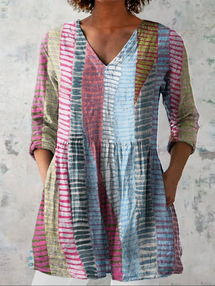 Tunique élégante femme, rayures graphiques tendance, col en V. Longue, chic et confortable pour le travail.