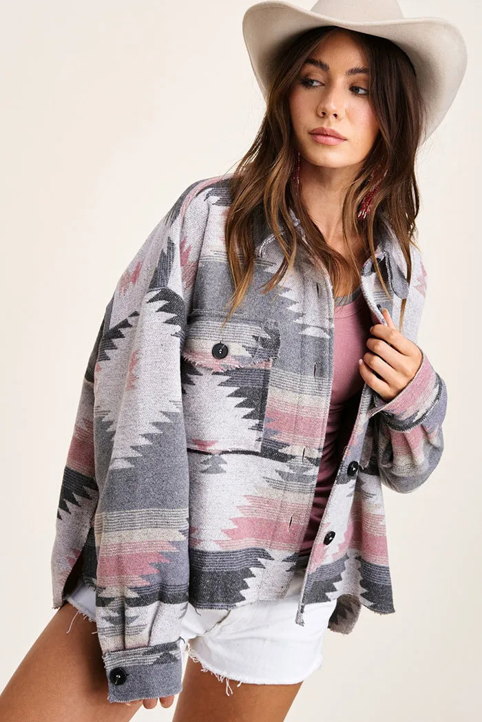Veste en jean femme vintage motif Aztec. Look streetwear décontracté et tendance.