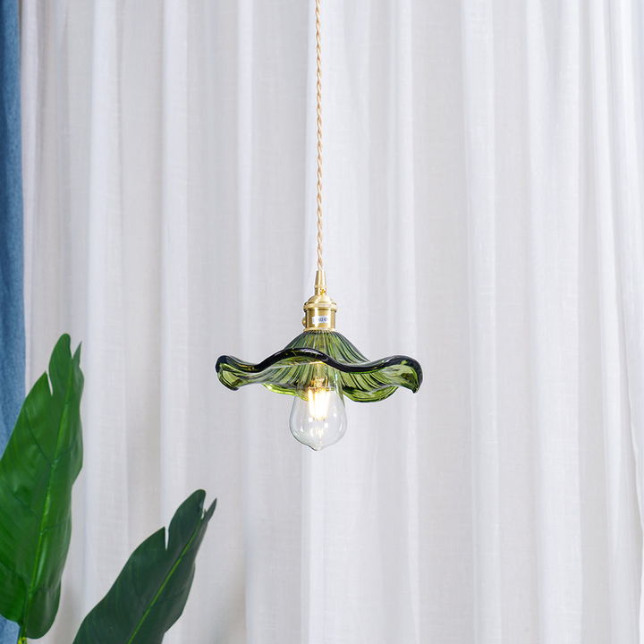 Suspension LED moderne, design fleur en verre, parfait pour intérieur contemporain.