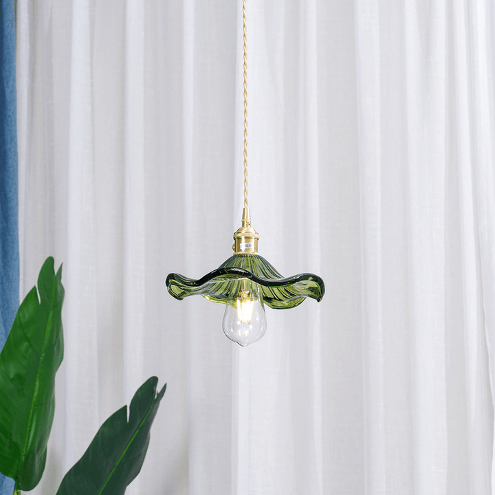 Suspension moderne en laiton et verre, éclairage tropical chic pour chambre.