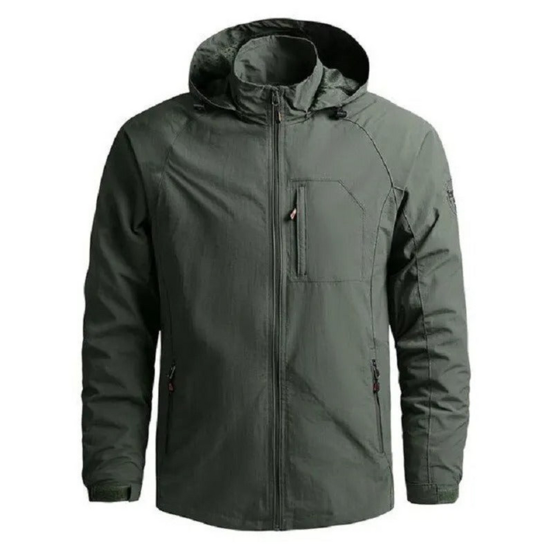 Homme portant veste cargo légère multipoches. Look urbain pour l'été, idéale confort et praticité décontractée.