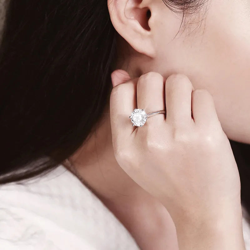 Détail bague moissanite solitaire brillante pour femme, bijou d'exception et cadeau idéal.