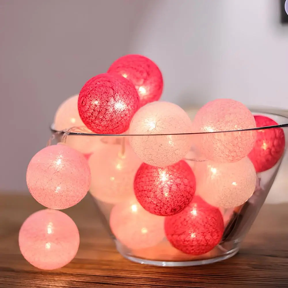 Guirlande lumineuse LED boules de coton bleues, touche de fraîcheur décorative.