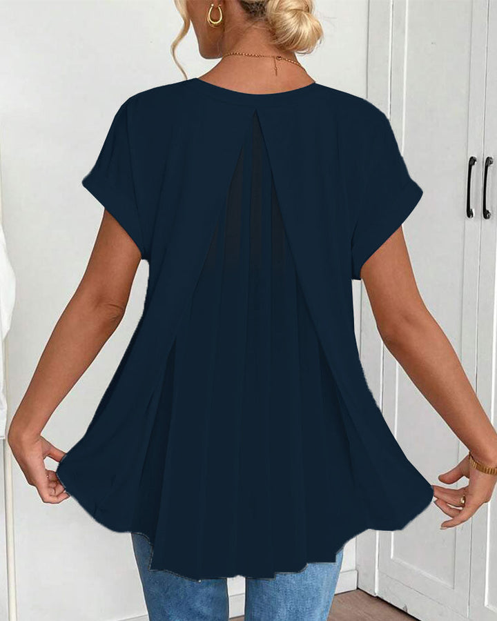 Blouse femme plissée à manches courtes en blanc. Vêtement féminin alliant élégance et confort léger au quotidien.