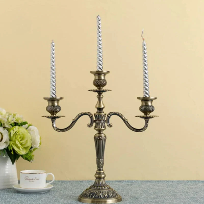 Candelabre vintage 3 bras en métal doré, un charme intemporel pour votre intérieur.