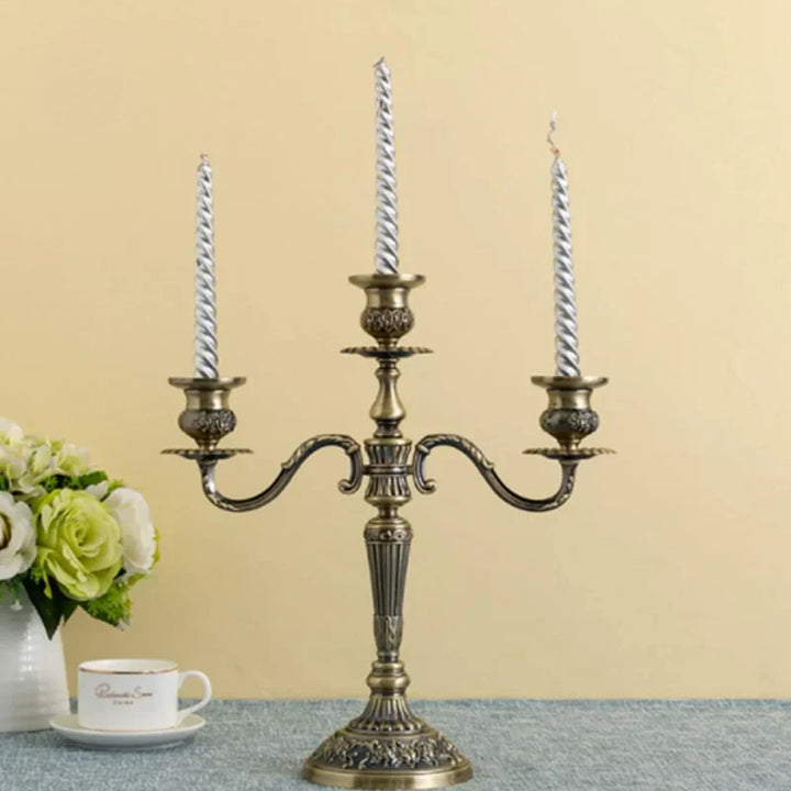 Candelabre vintage 3 bras en métal doré, un charme intemporel pour votre intérieur.
