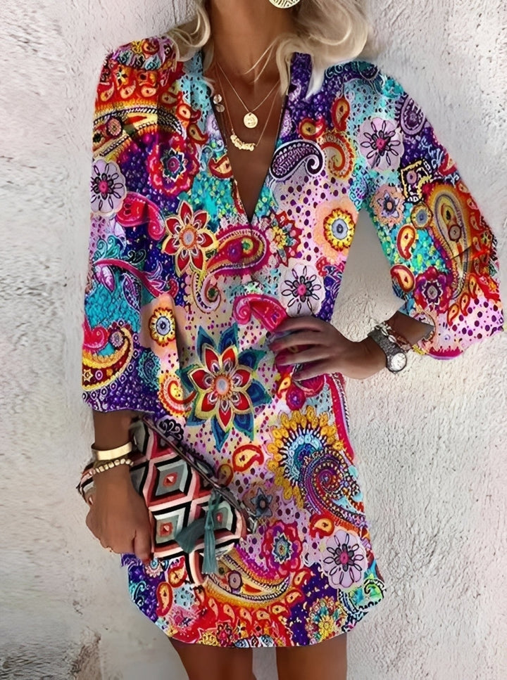 Femme portant une robe mini bohème confortable, coupe décontractée, style féminin parfait pour la mode estivale.
