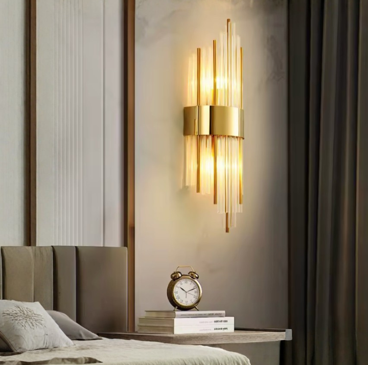 Lampe LED or, réglable, pour un éclairage directionnel élégant.