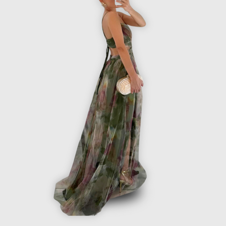 Robe maxi fleurie Dora femme, motif floral éclatant, coupe élégante et ajustable pour l'été.