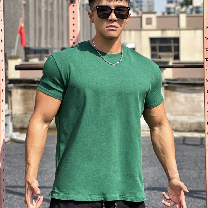 Détail du tissu respirant d'un t-shirt de sport ample pour homme. Confort et performance assurés.