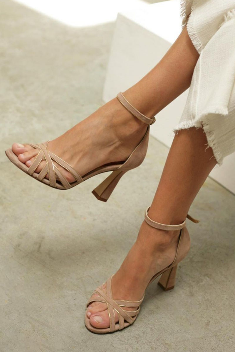 Escarpins Elviera femme nude élégants avec talon bloc confortable et bride cheville, parfaits pour soirée ou mariage.