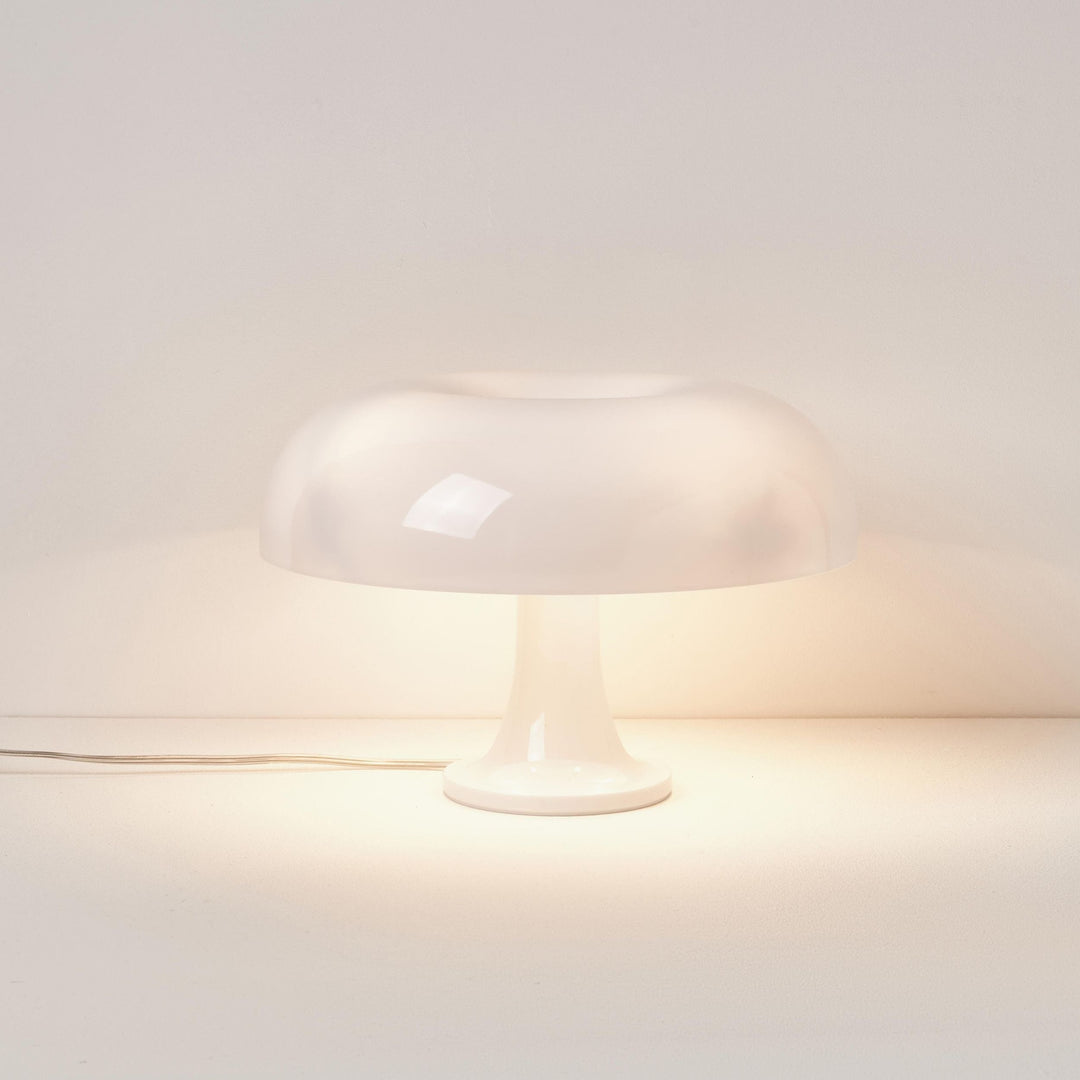 Lampe champignon moderne-rétro, éclairage LED avec variateur pour un salon au design soigné.