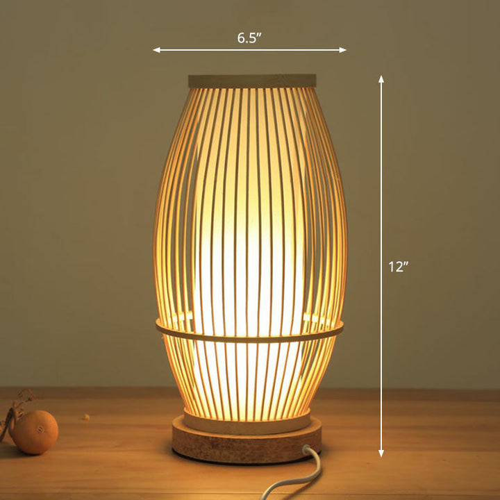 Lampe de chevet design scandinave, éclairage apaisant pour une chambre contemporaine.