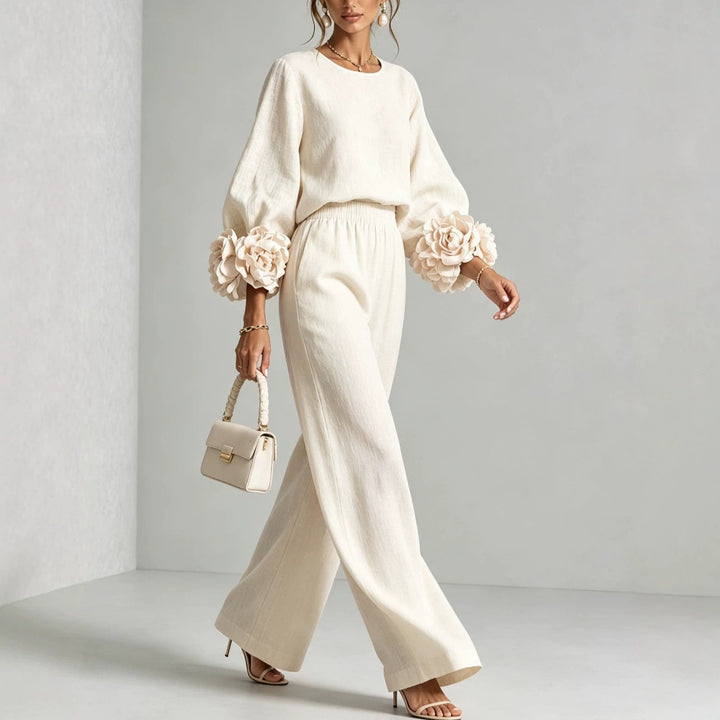 Tenue deux pièces femme: top fleuri et pantalon large. Ensemble chic et décontracté parfait pour le printemps/été.