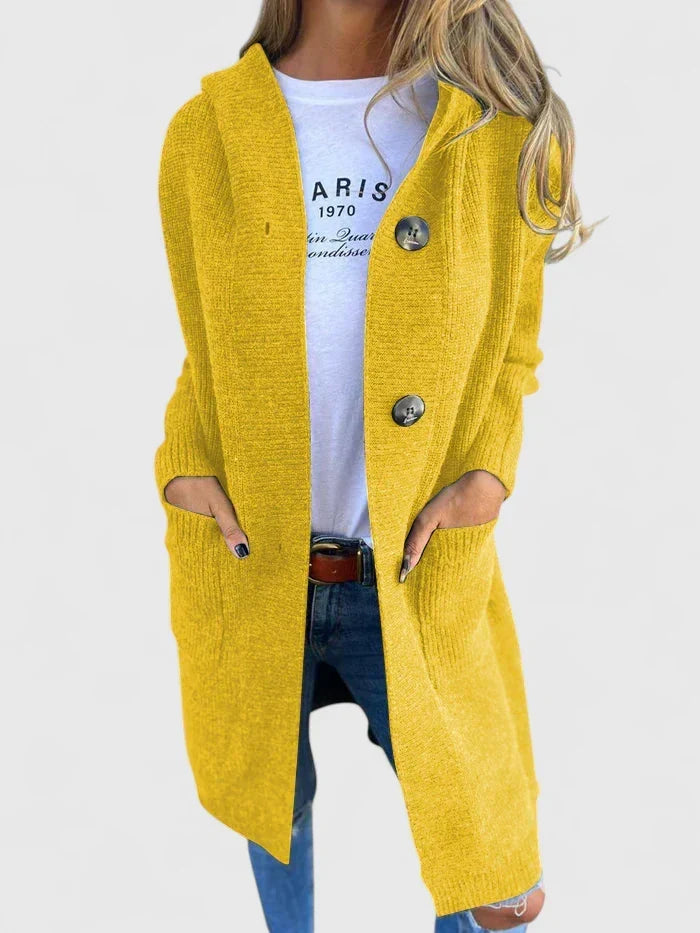 Veste cardigan longue femme, style boutonné, poches pratiques, tenue élégante ou décontractée.