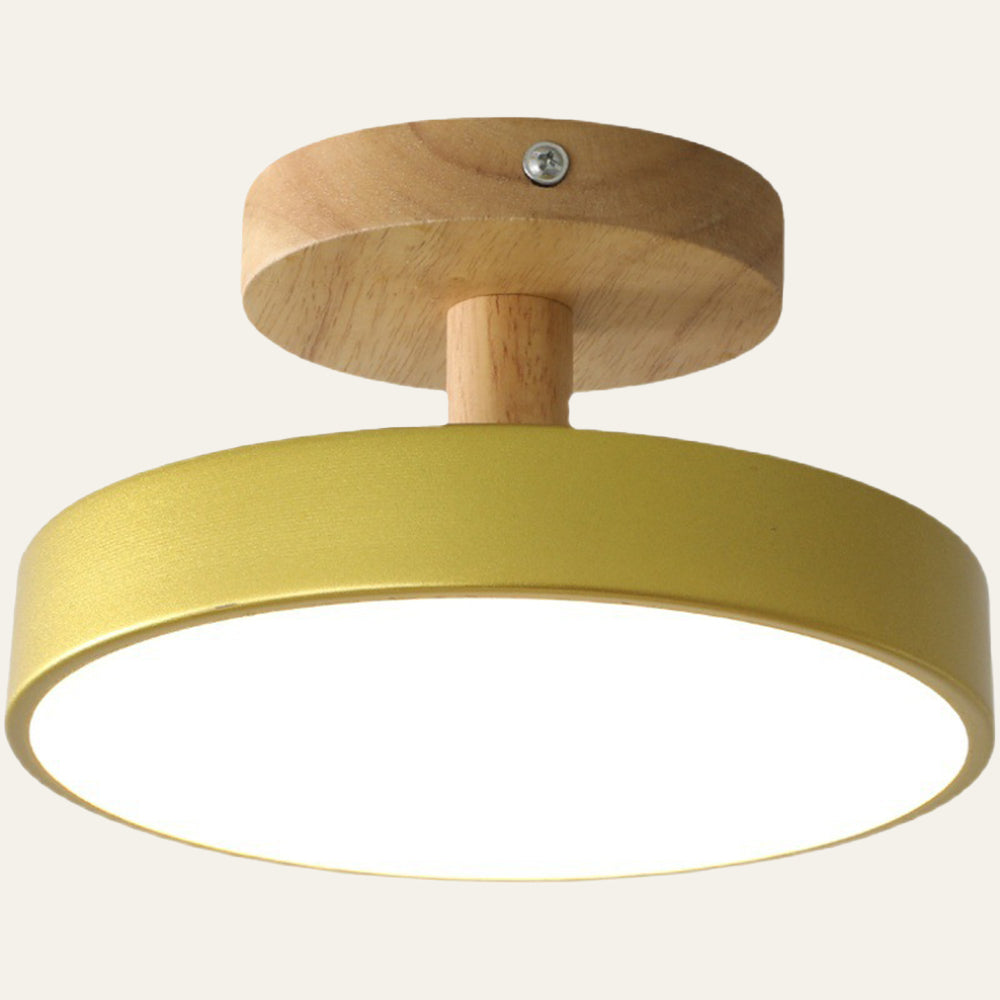 Éclairage LED scandinave. Plafonnier bois et pastel, style moderne.