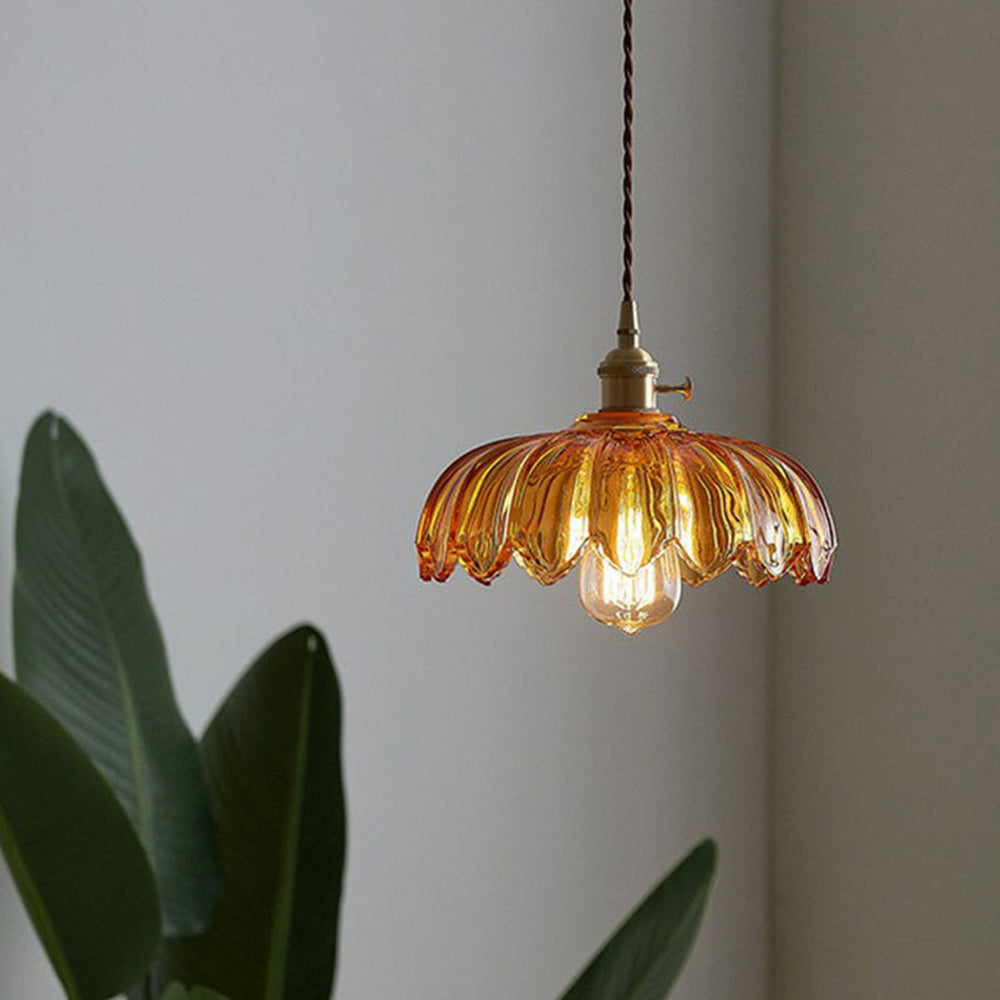 Luminaire suspension style vintage floral pour une décoration de salon chic.
