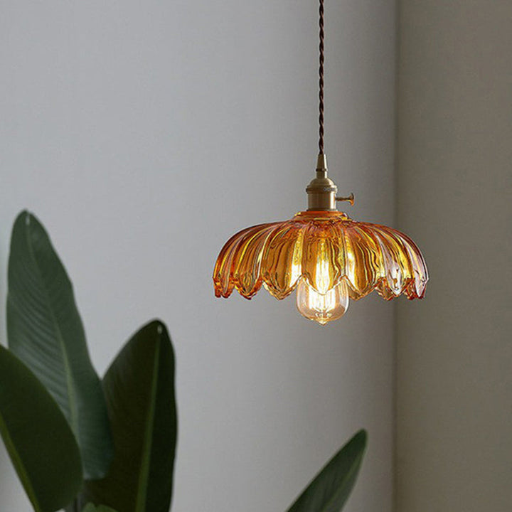 Luminaire suspension style vintage floral pour une décoration de salon chic.