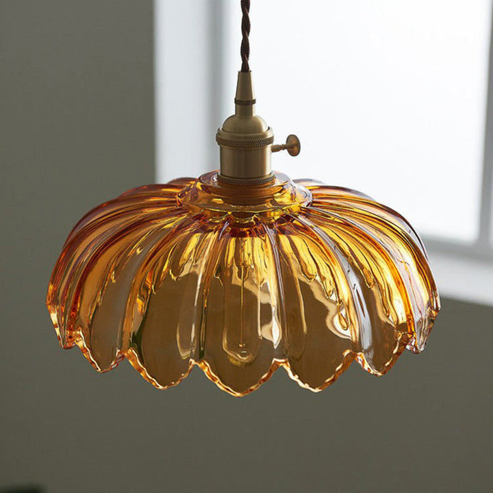 Suspension fleurs en verre et cuivre, éclairage romantique pour le salon.