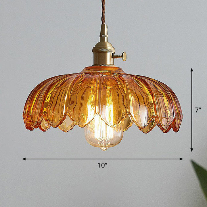 Luminaire suspension fleurs, élément décoratif vintage même éteint dans le salon.
