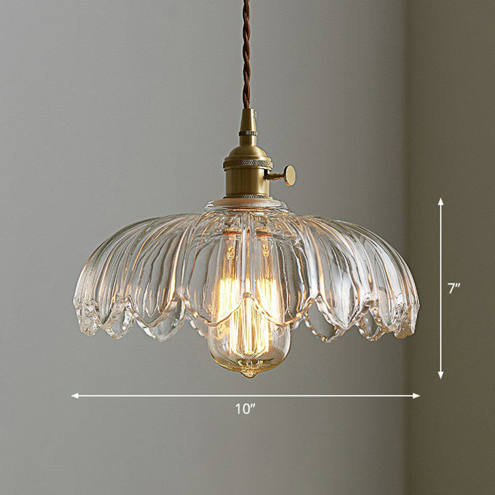 Suspension luminaire vintage floral en verre et cuivre, pour un salon plein de charme.