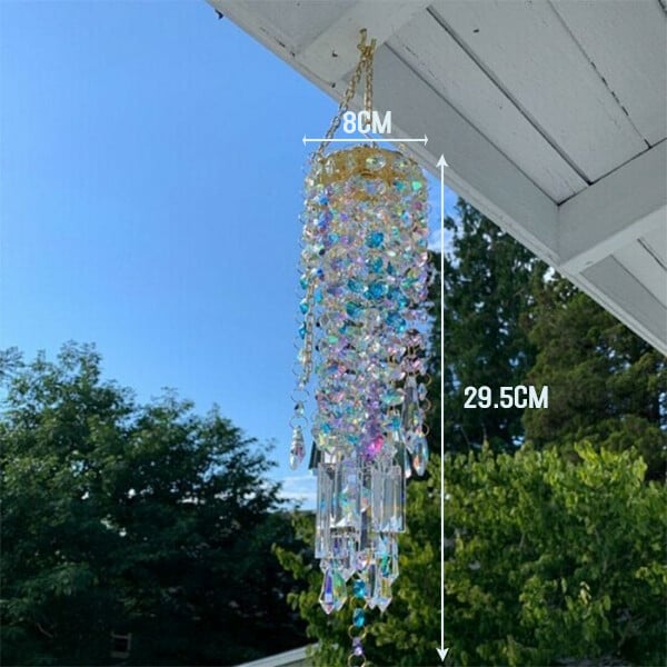 Carillon suspendu fait main, avec pampilles en cristal, ajoutant une touche scintillante à tout espace.