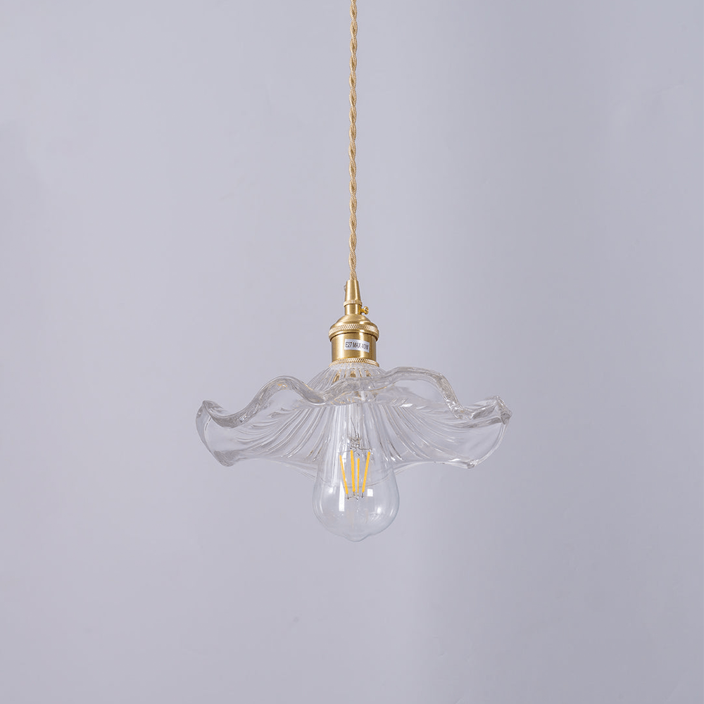 Lampe design tropicale élégante, suspension laiton, verre, pour un intérieur moderne.