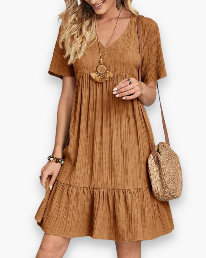 Robe d'été mini décontractée pour femme, style estival, parfaite pour la plage ou les loisirs.
