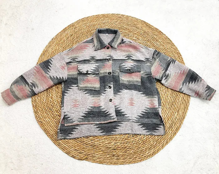 Veste denim vintage femme motif Aztec. Un look streetwear tendance et décontracté.