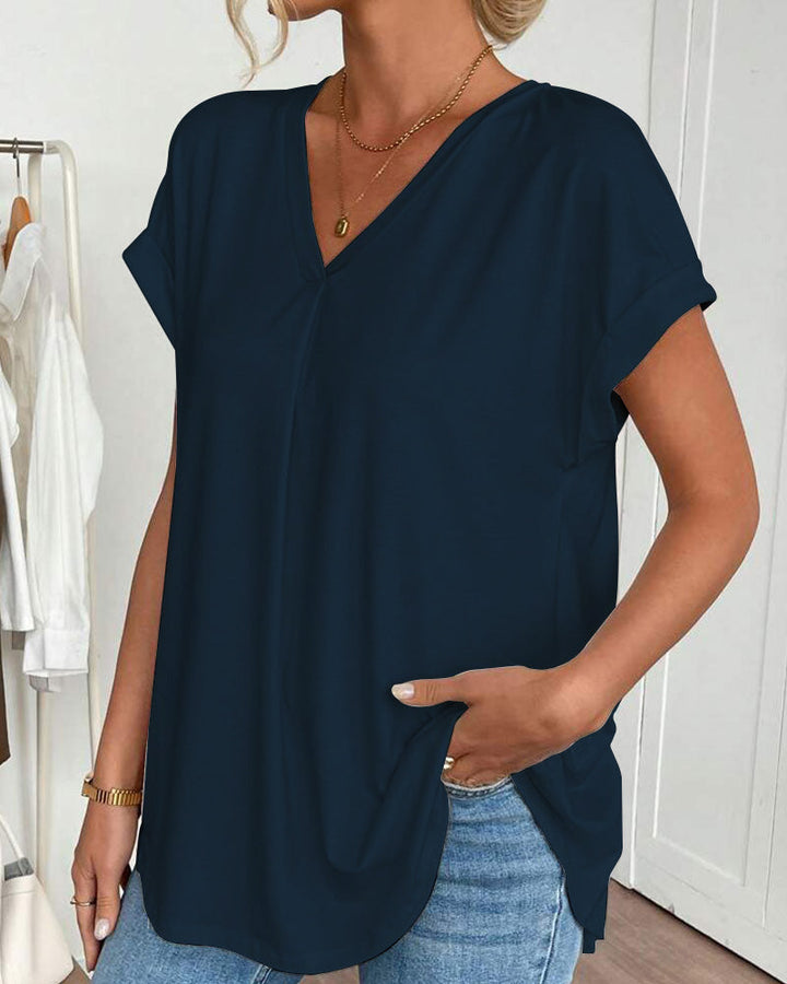 Chemisier femme à design plissé, manches courtes. Essentiel mode féminine pour style moderne en bleu marine.